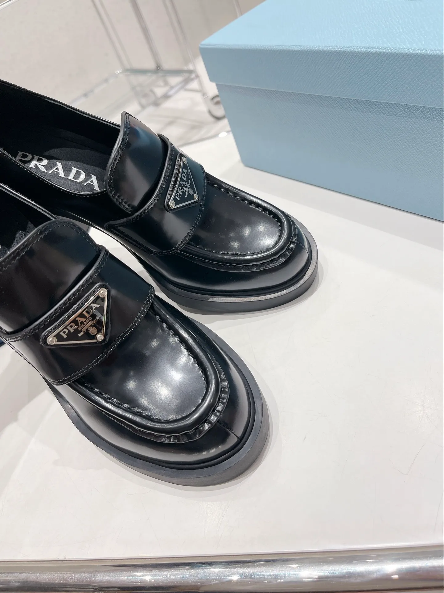 ✨Ex-factory price p520✨ Women's shoes Women's clothing ✨Ex-factory price prada Prada 2022 autumn and winter high-heeled loafers Classic triangular loafers, high-heeled style The slightly wide shoe shape is matched with a thick high-heeled shape, which is very coordinated and does not seem clumsy at all. Moreover, the one-piece sole has the comfort of sports shoes. You can instantly increase your height by 7.5cm after wearing it. A must-have item that combines both beauty and comfort! The upper is made of imported cowhide (open-edge beaded cowhide, cow patent leather) and the lining is lambskin! Top quality, Love layout, lace panel size: 35-40